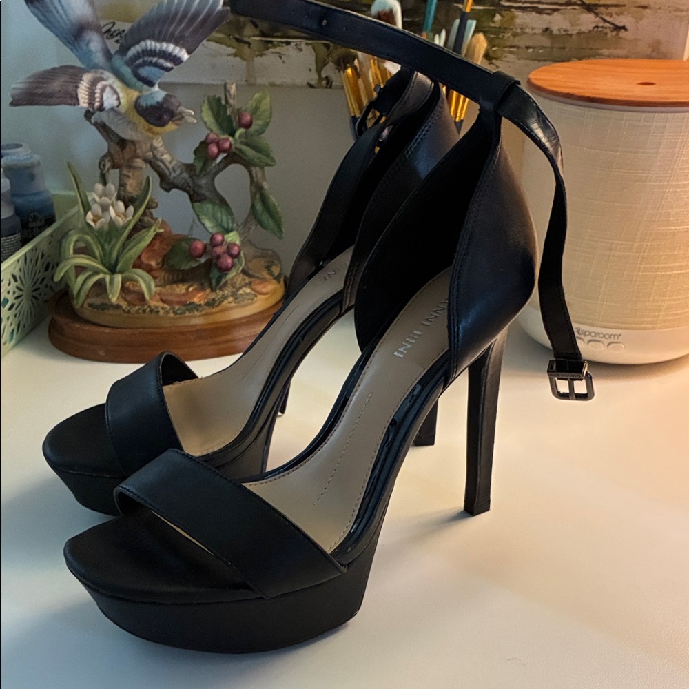 Gianni Bini Black Platform Heels